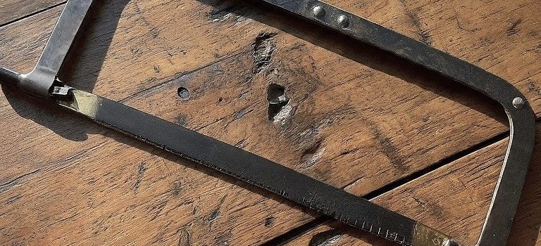 Adjustable hacksaws on the table