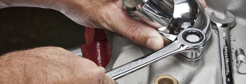 How do you use a spanner wrench