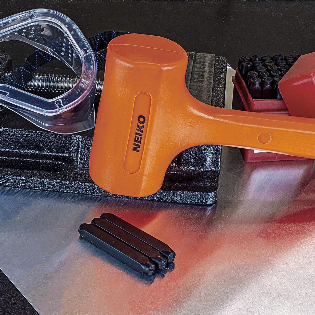 Durable spark- and rebound-resistant hammer for precise workshop use