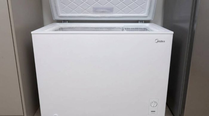 Removing frost from Midea MERC07C4BAWW freezer safely